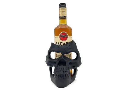 Flaschenhalter Totenkopf als Skulptur für Wein Bier und Getränke